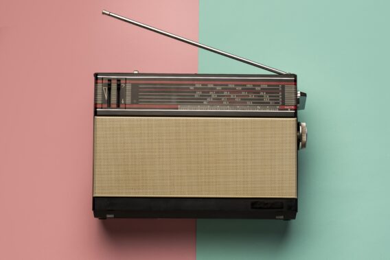 Abovo Media - retro-broadcast-radio-receiver-pink-light-blue-background